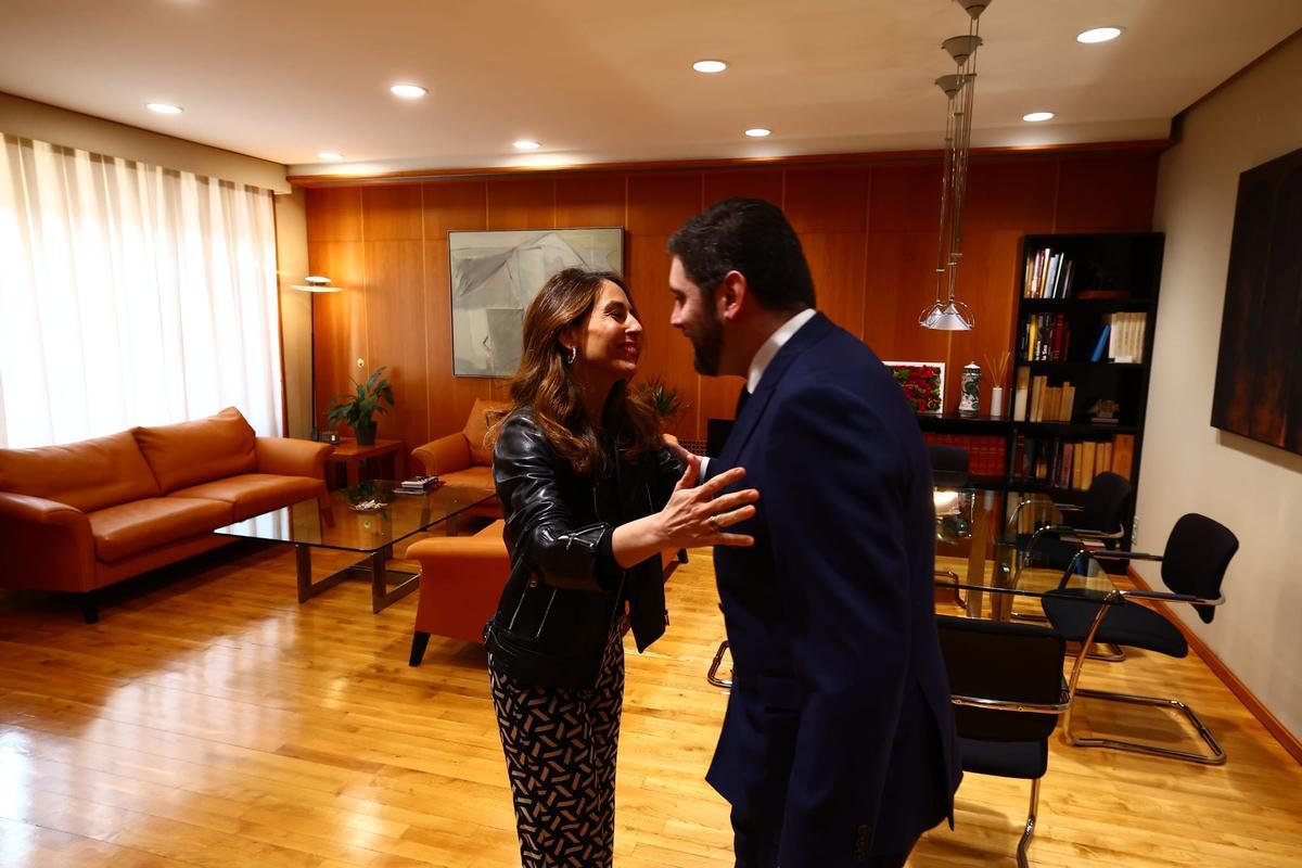 La presidenta de las Cortes y el líder de Vox, Alejandro Nolasco, se saludan en la ronda de contactos.