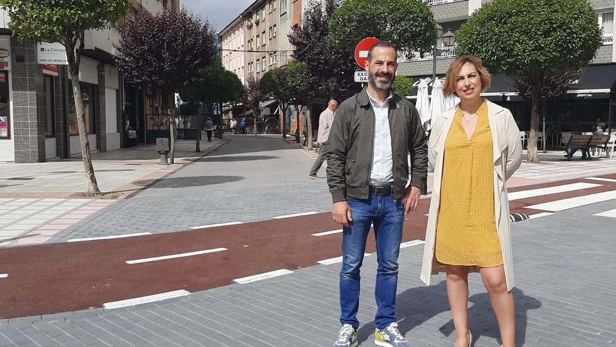 Ángel García y Susana Madera, en la calle Rafael Sarandeses de Lugones