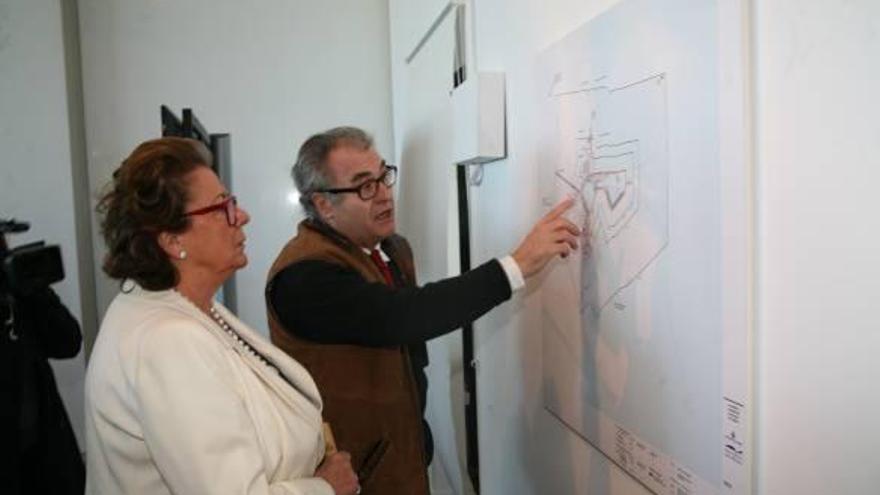 Barberá y Lozano ayer en la visita a la exposición del plan de la marina del Veles e Vents.