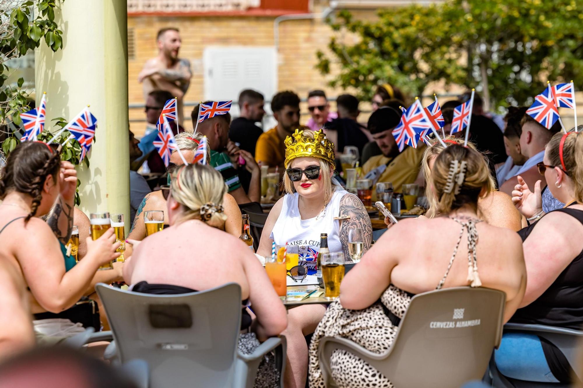 Las calles y terrazas de Benidorm llenas para celebrar la coronación de Carlos III