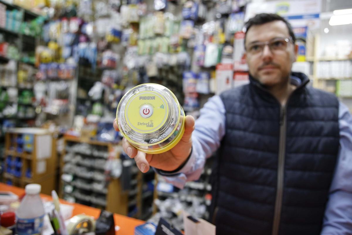 Manuel Martínez, trabajador de la Ferretería Fercasa en Cartagena, muestra uno de los dispositivos obligatorios.