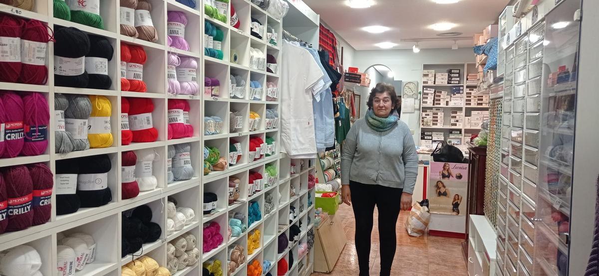 Rosa Vicente, ese martes, en su establecimiento que cerrará a finales de este mes.