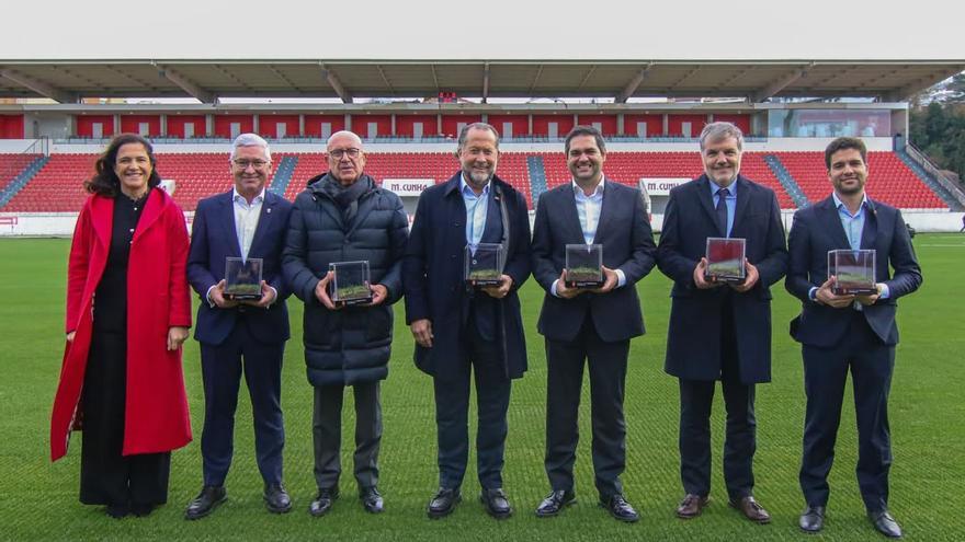 Juan Carlos Escotet, en el centro, con el alcalde de la localidad, el presidente del Penafiel SAD y representantes de la federación lusa y la liga portuguesa