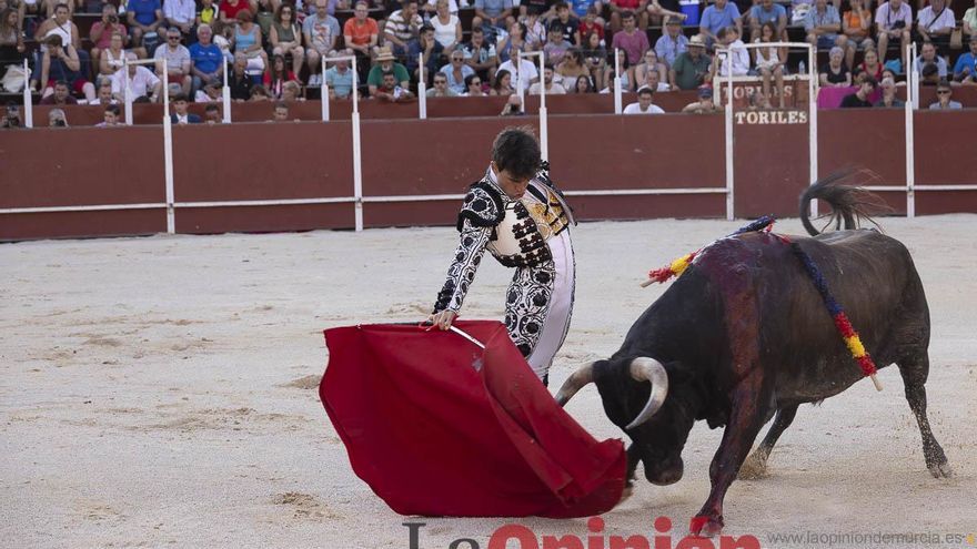 Los sardineros han repartido abalorios durante el pasacalles.