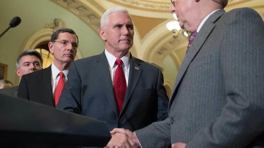 El vicepresidente electo, Mike Pence, estrecha la mano al líder de la mayoría republicana del Senado, Mitch McConnell.