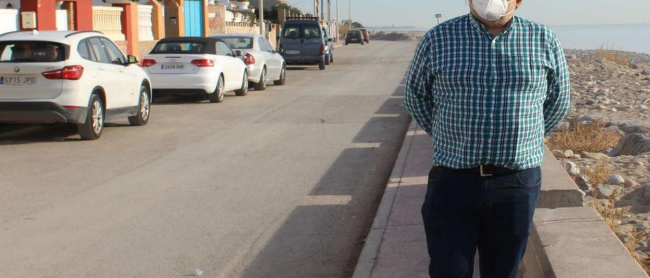 El concejal Bruno Arnandis, en una visita a les Terrasses, junto a la playa. | MEDITERRÁNEO