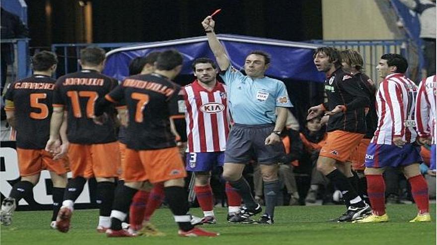 Pérez Burrull en el momento en que mostraba tarjeta roja y expulsaba a Marchena el domingo.