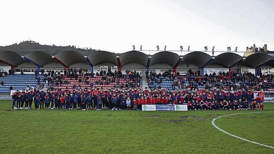 Foto de familia de la base de la Unión Deportiva Ourense en el estadio de O Couto. // FdV