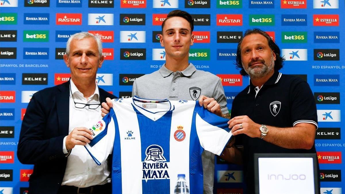 Fernando Calero, entre García Pont (vicepresidente del Espanyol) y Rufete (director de fútbol).