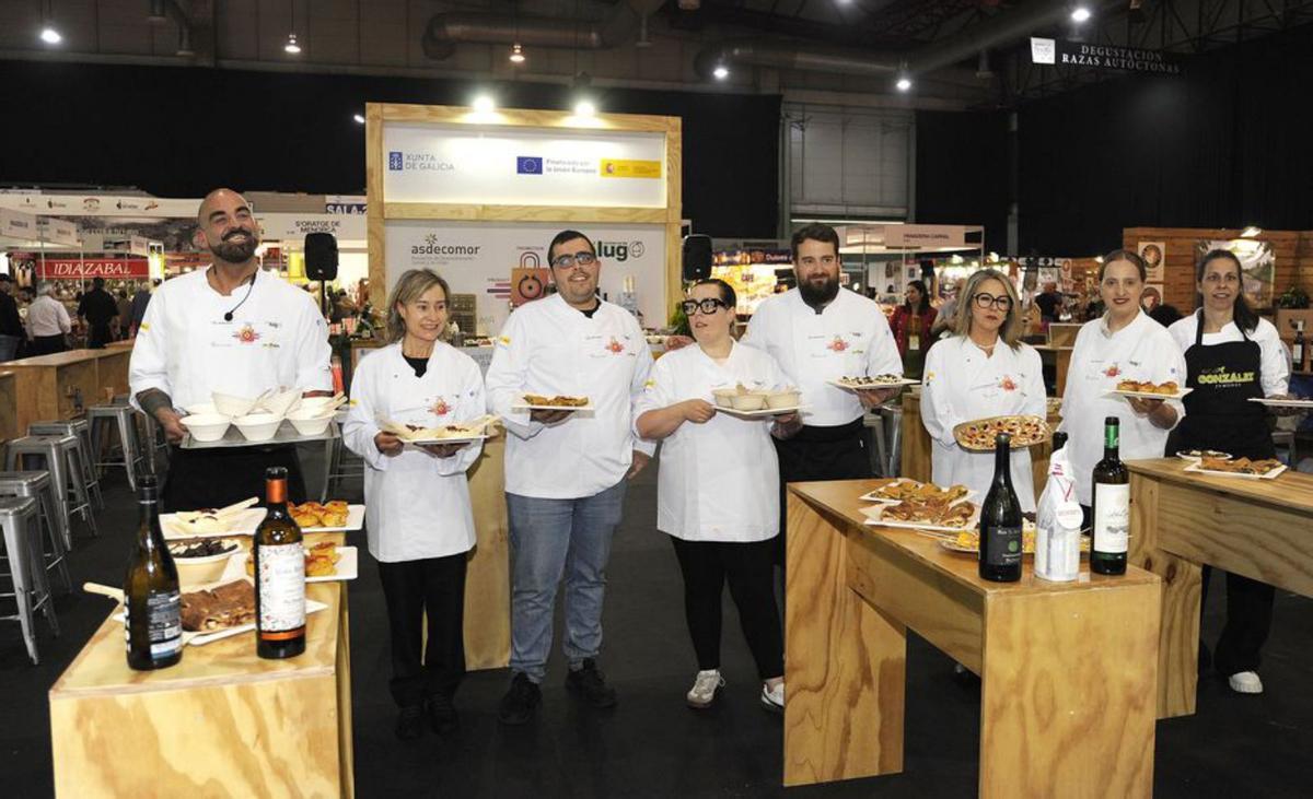 Cocineros en el stand que comparten cuatro
grupos de desarrllo local. |  Bernabé/Javier Lalín