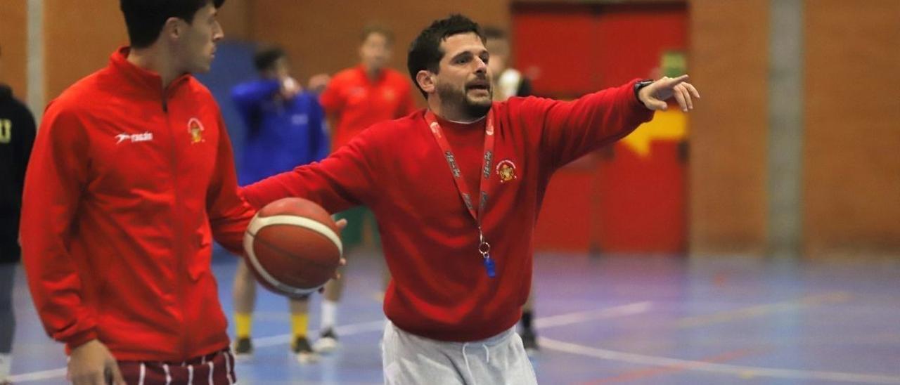 José Antonio Santaella, en un entrenamiento con el Peñarroya en la última temporada.