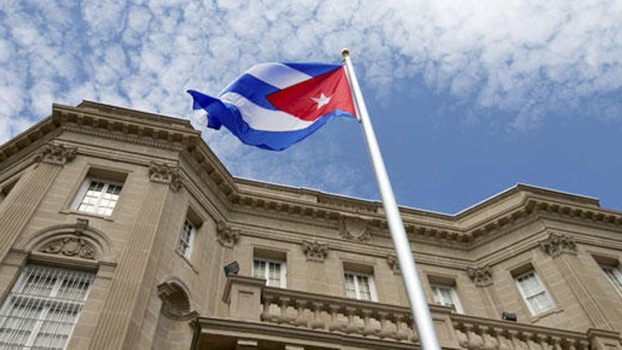 La bandera cubana, en la embajada de Washington.