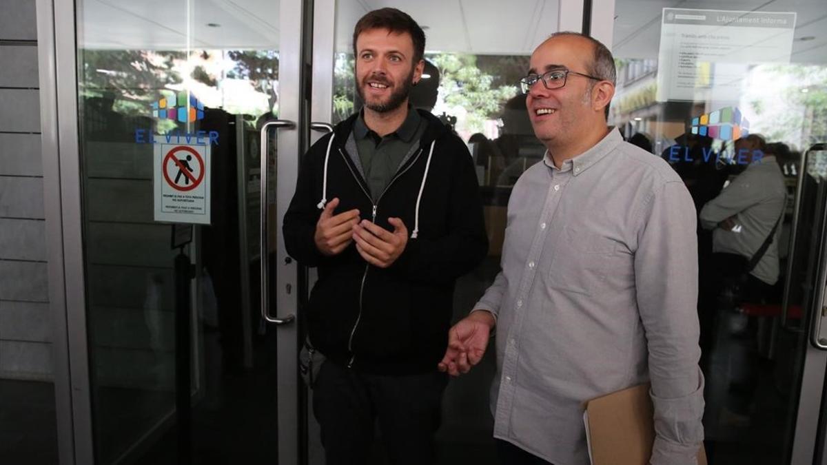 Dos concejales abren el Ayuntamiento de Badalona el 12 de octubre.