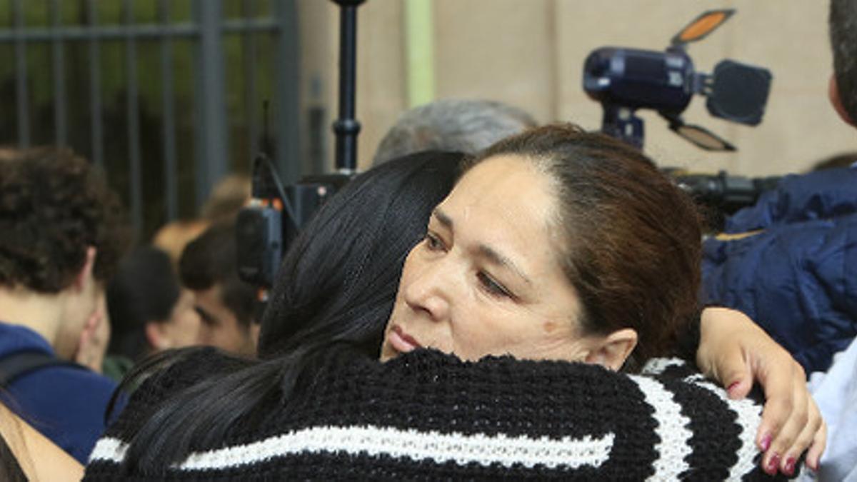 Muestras de dolor ante el instituto Joan Fuster.