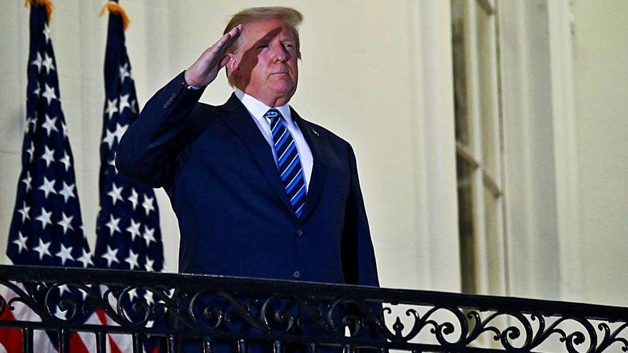 Trump es va treure la mascareta en arribar a la Casa Blanca.