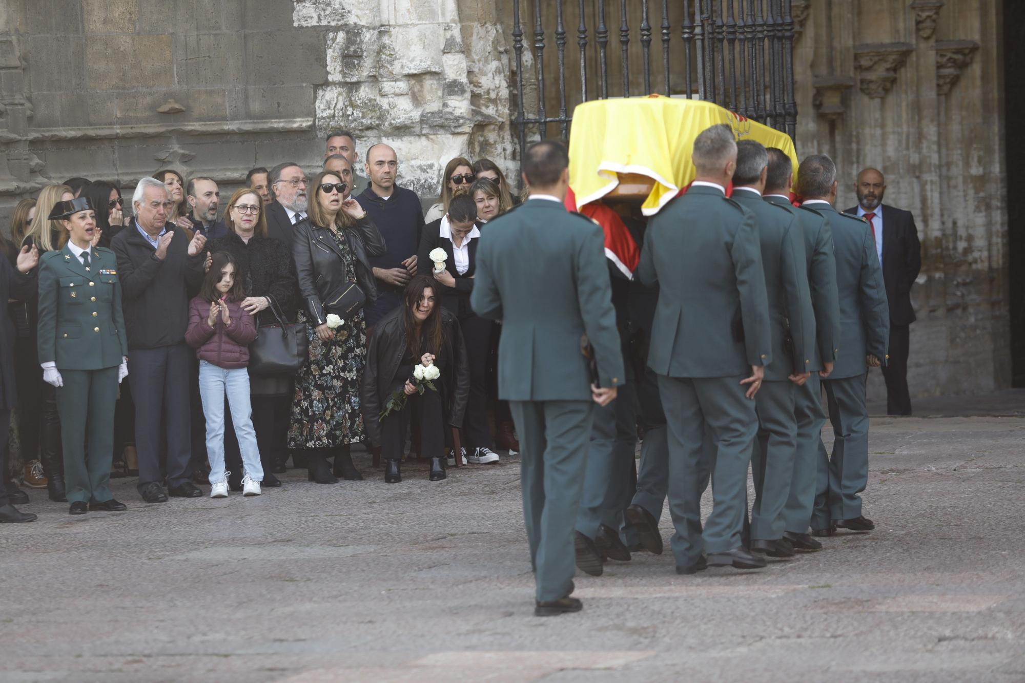 En imágenes: funeral en la catedral de Oviedo del guardia civil que evitó una masacre ciclista en Pravia