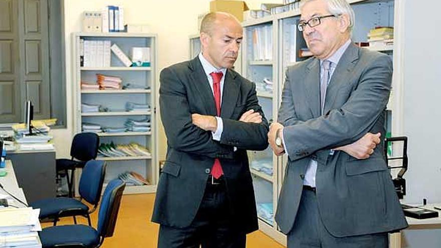 Carlos Pérez-Bouzada (izquierda) y Francisco Prada, dos de los tres administradores concursales del Celta, en el juzgado.