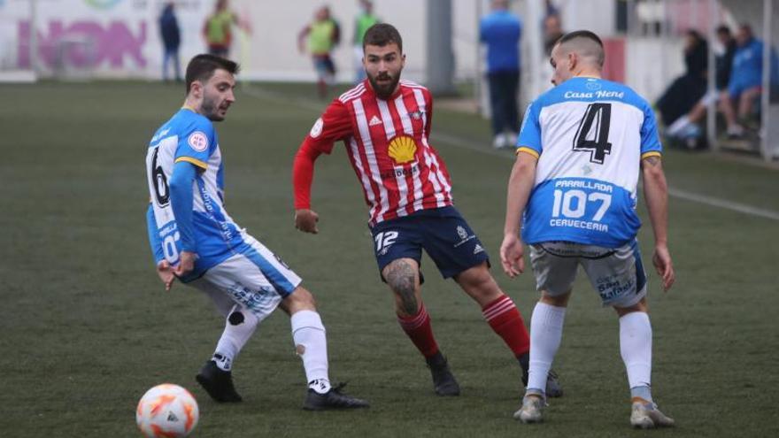 Óscar pasa el balón entre dos jugadores del Arzúa en el partido de ayer. // SANTOS ÁLVAREZ