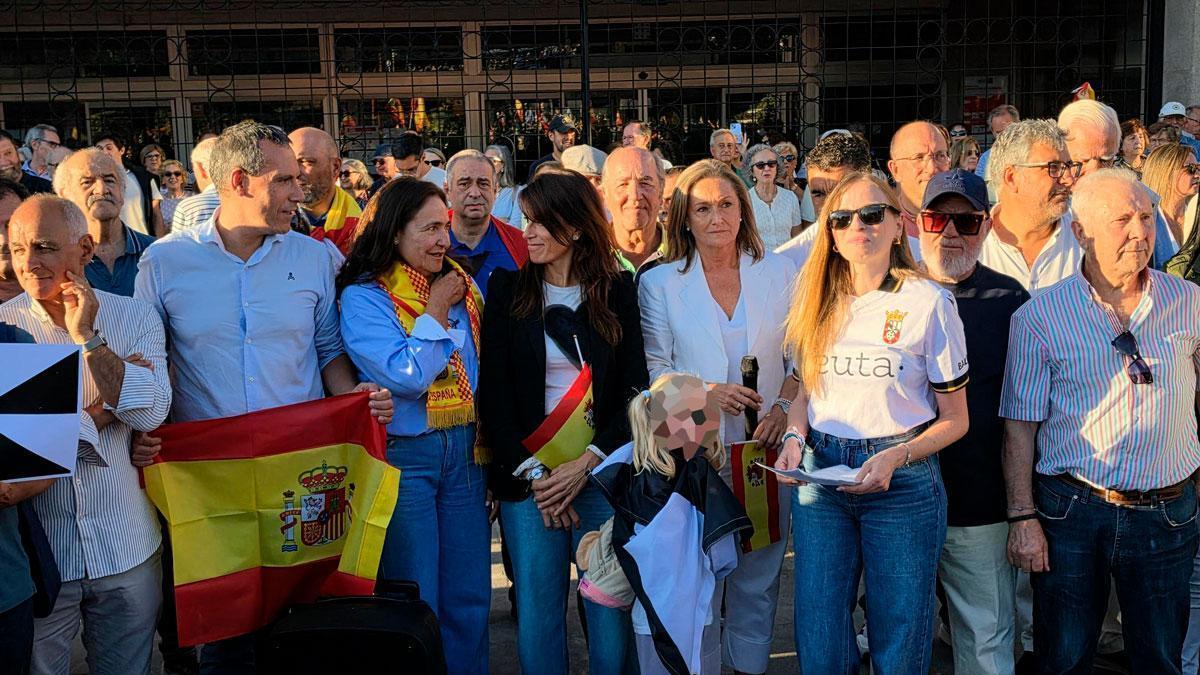 Sánchez, Martínez Allegue, Ortiz y otros responsables del PP en la concentración de Praza do Rei. A su lado, Vanesa, la ceutí que leyó el manifiesto.