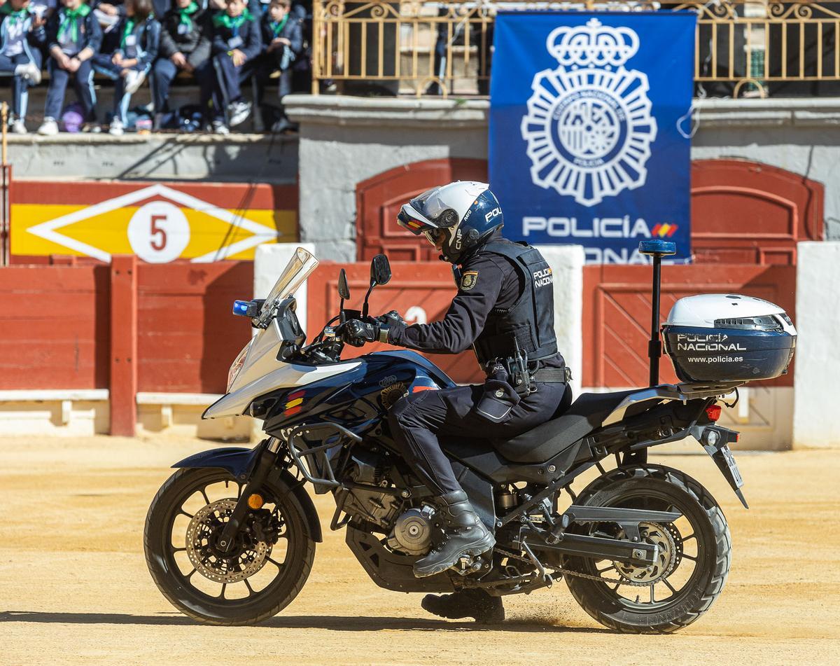 La Policía Nacional conmemora su 200 Aniversario con una exhibición en la Plaza de Toros de Alicante