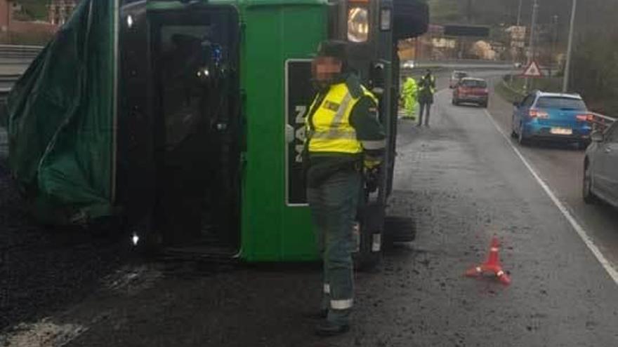 El vuelco de un camión colapsa la autovía a León