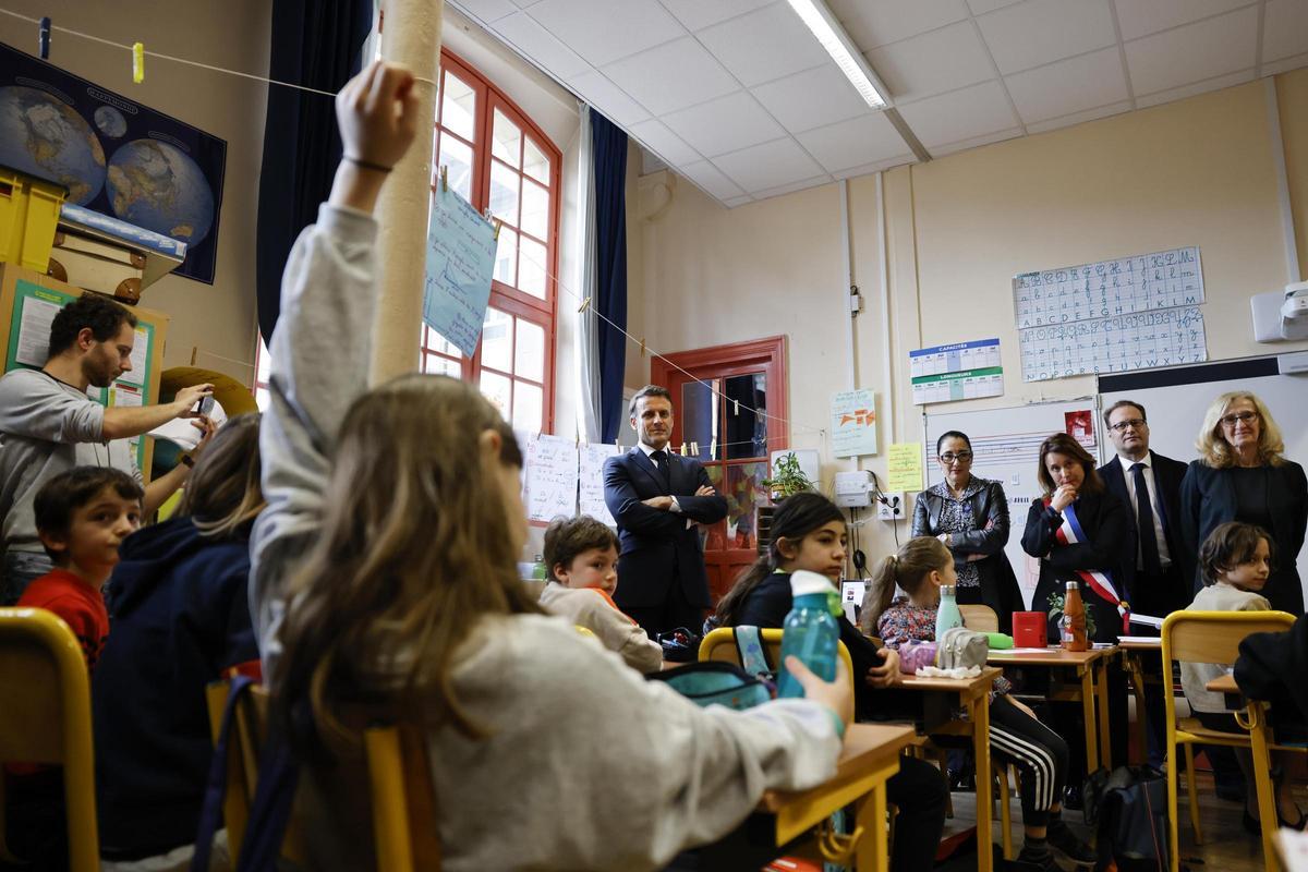 El presidente francés Macron visita una escuela primaria para niños autistas en París.