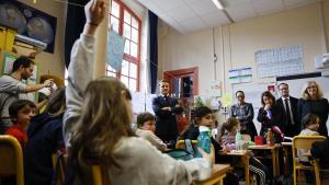 El presidente francés Macron visita una escuela primaria para niños autistas en París.