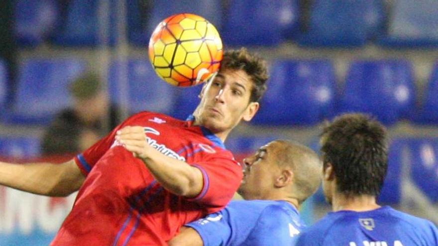 Álex Alegría controla el balón ante la presencia de Peña y Vila.