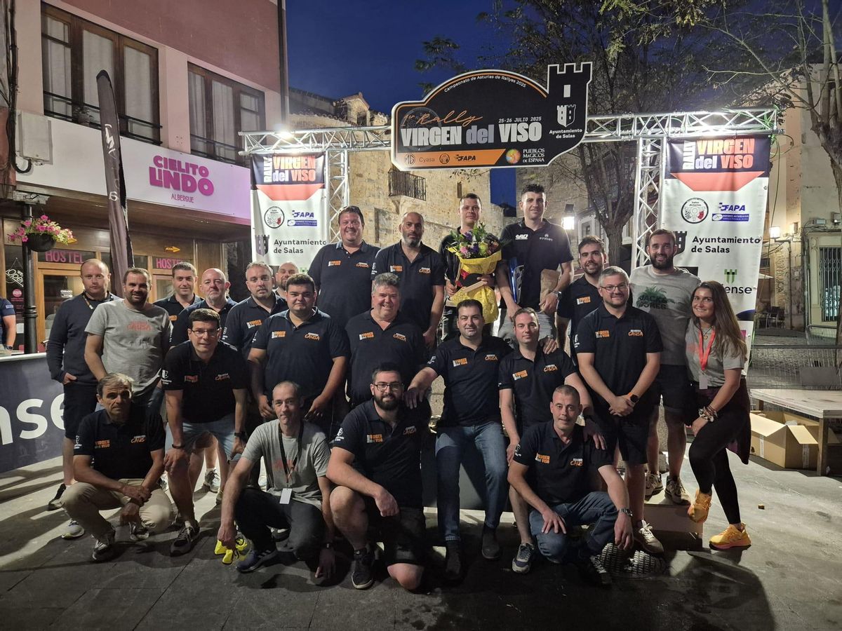 Foto de familia de los participantes en la organización, integrantes de Escudería Causa.