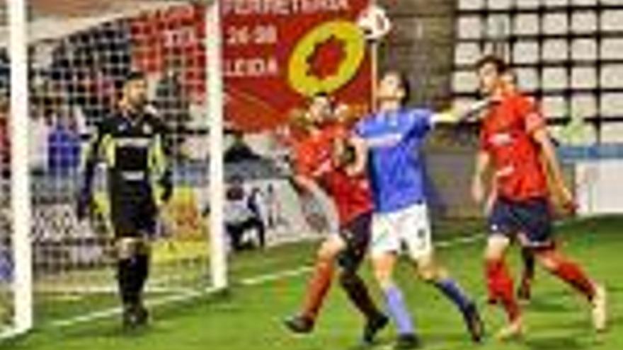 Blázquez i Barnils, pugnant amb un jugador del Lleida.