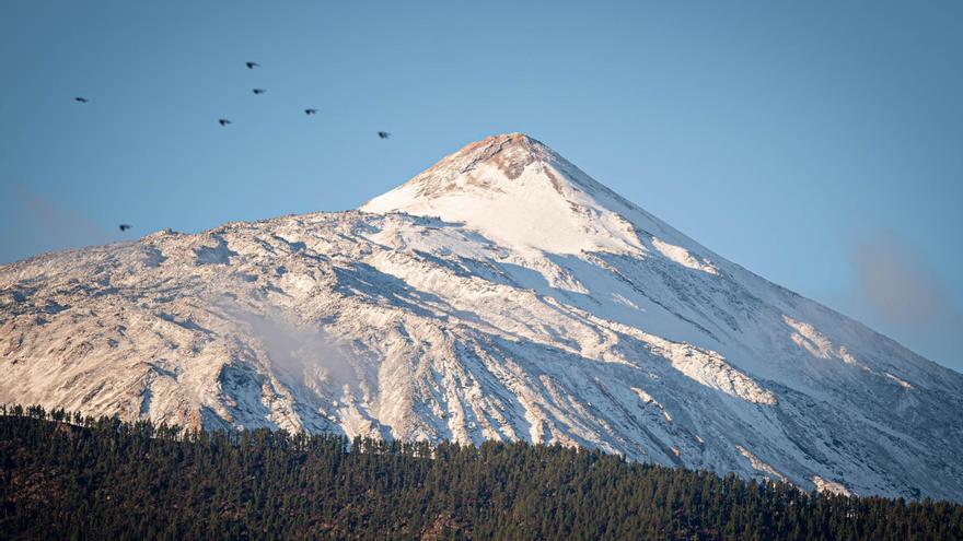 El Teide se disfraza de Navidad en pleno Carnaval