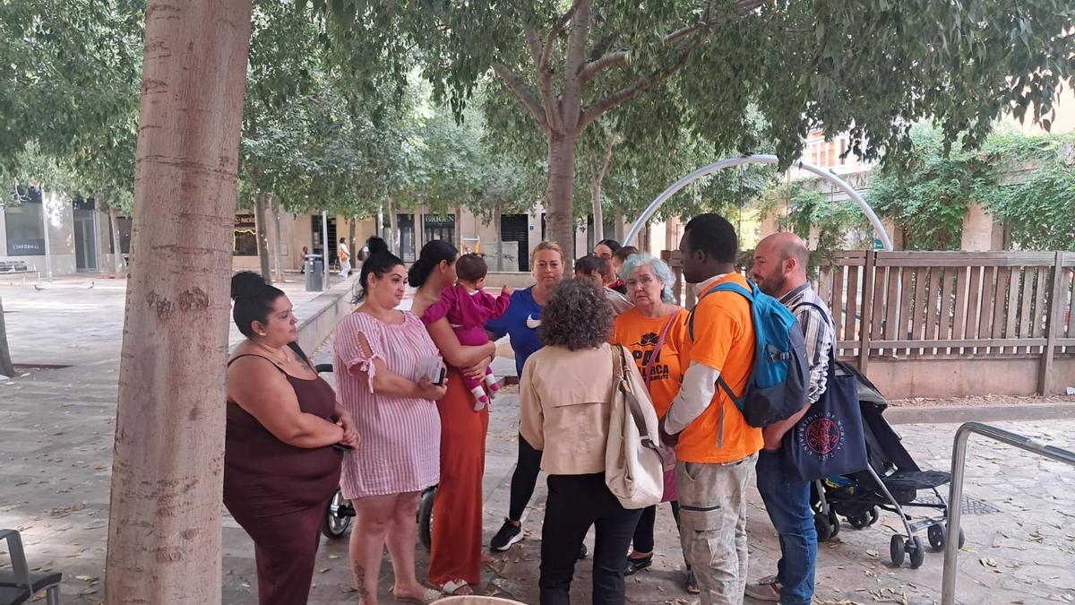 Representes políticos y de la PAH, la semana pasada con residentes en las chabolas de Son Bordoy.