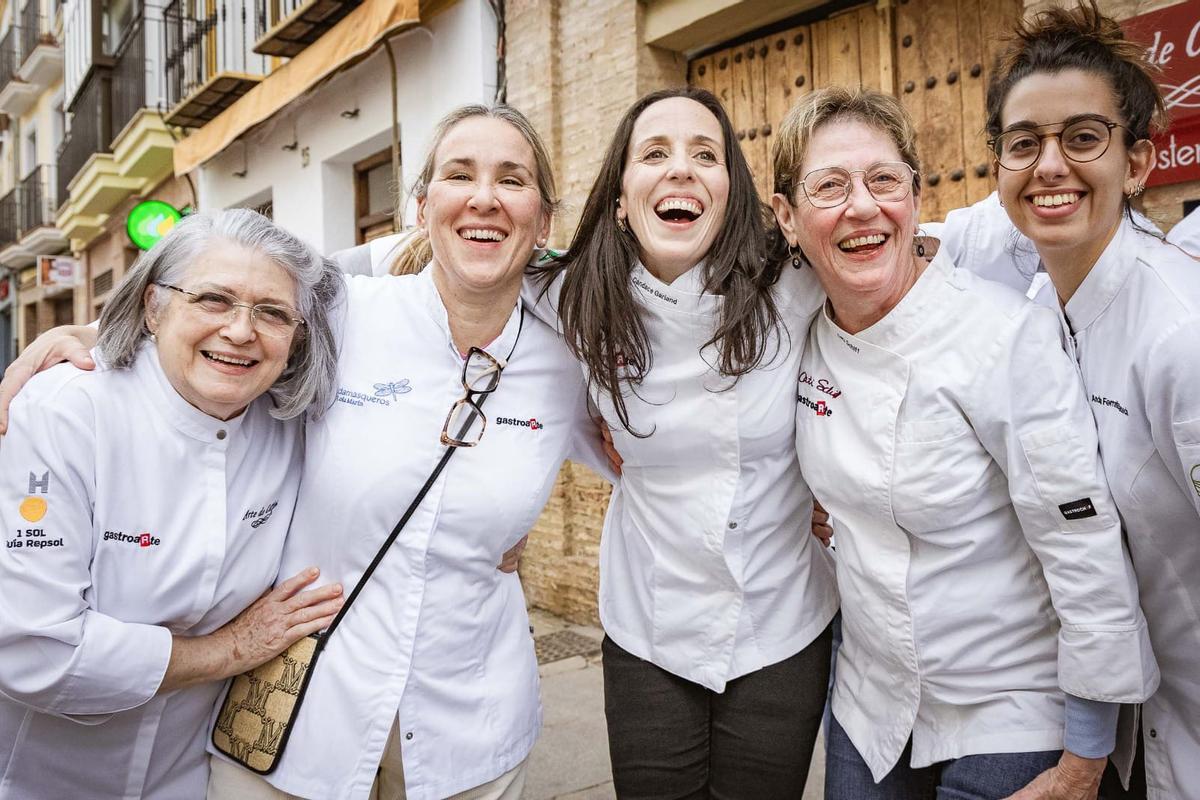 Charo Carmona, con compañeras de Gastroarte delante de 'Arte de Cozina', Antequera.