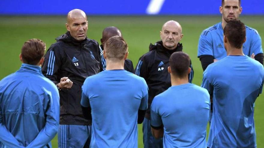 Zidane se dirige a sus jugadores en el entrenamiento de ayer en Dortmund.