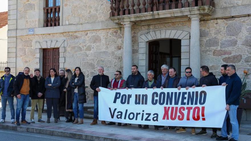 Primera concentración de protesta de los trabajadores, a principios de marzo en Meis.  | // IÑAKI ABELLA