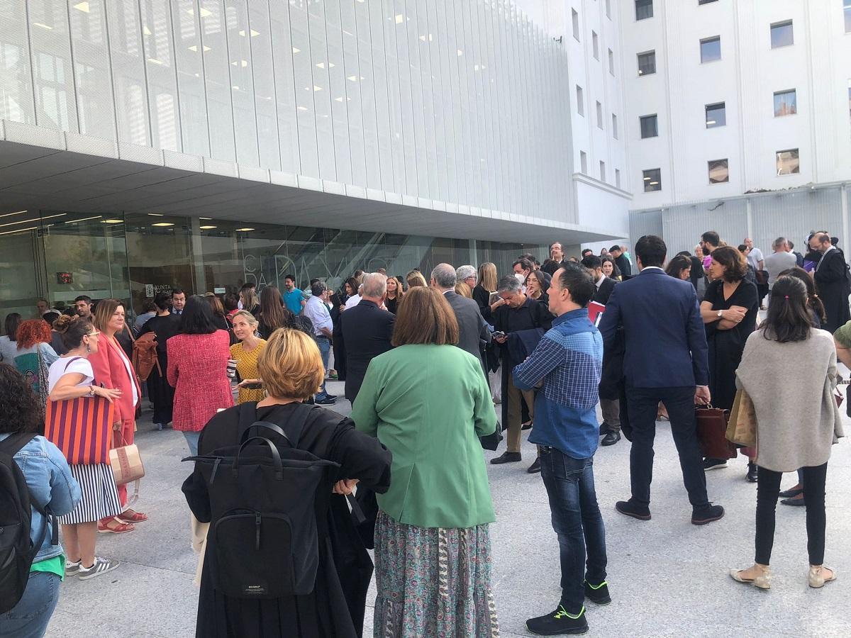 Decenas de personas, a la espera de acontecimientos en el exterior del edificio