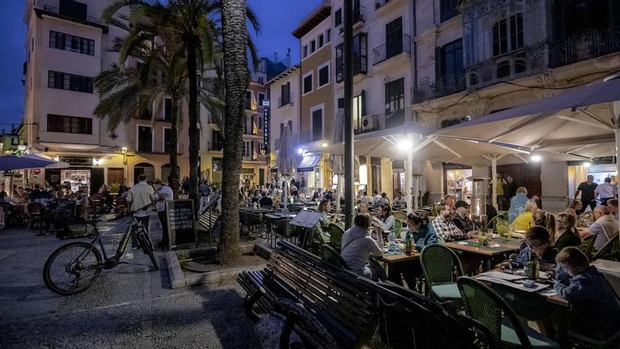 Indignación vecinal tras la ampliación de terrazas en Palma: &quot;Quieren que las plazas sean solo para turistas&quot;