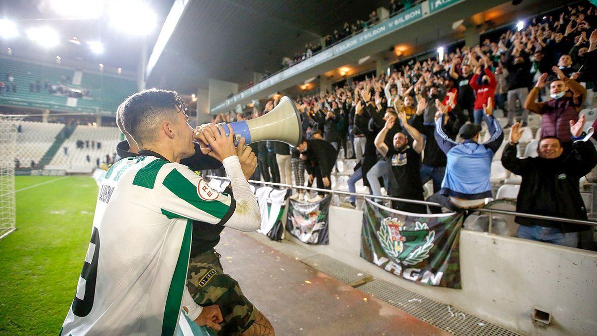 Luismi celebra con la afición el pase a la final de la Copa RFEF ante el Ebro.