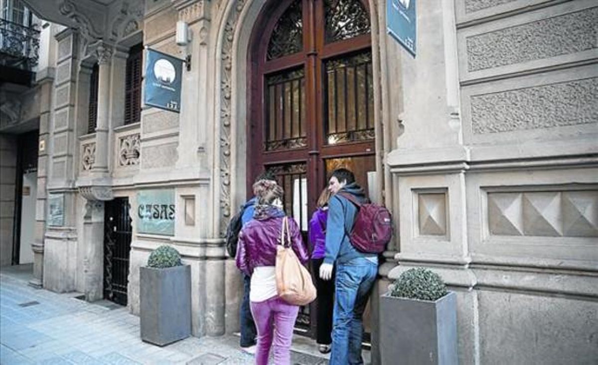 Negoci en auge. Uns turistes, ahir, en un edifici d’apartaments agrupats al carrer de Bailèn.