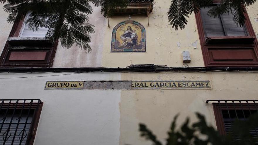 El alcalde de la capital tinerfeña, José Manuel Bermúdez, cambió el despacho por la zona de juego infantil de la barriada vieja de García Escámez para firmar con el administrador de los vecinos el compromiso que garantiza la inversión de 1,3 millones en la rehabilitación de las 96 viviendas que se incluyen en los ARRUS. Junto al regidor, el concejal de Viviendas Municipales, Juan José Martínez, y la responsable del Distrito de Ofra-Costa Sur, Gladis de Legón, así como representantes de los residentes en la zona que culminan la fase administrativa a la espera del inicio de las obras. | maría pisaca