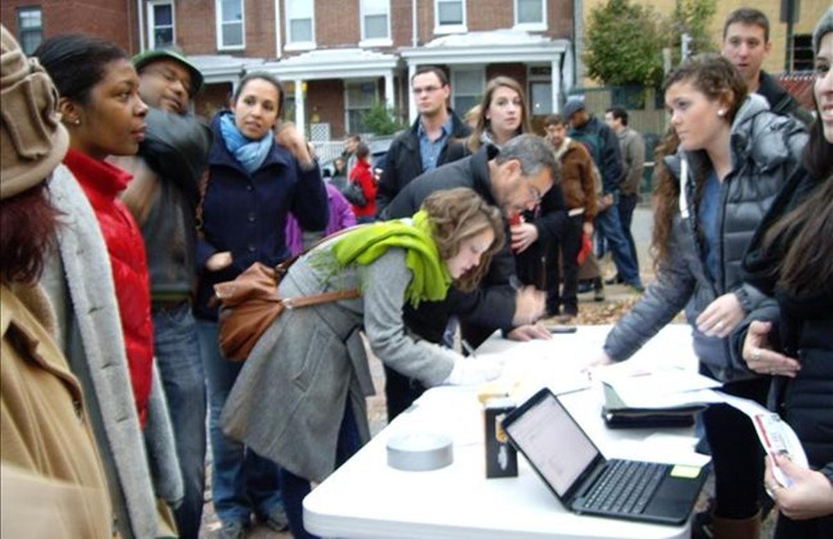 Partidaris d’Obama de Washington DC s’allisten per viatjar a Virgínia per fer proselitisme.