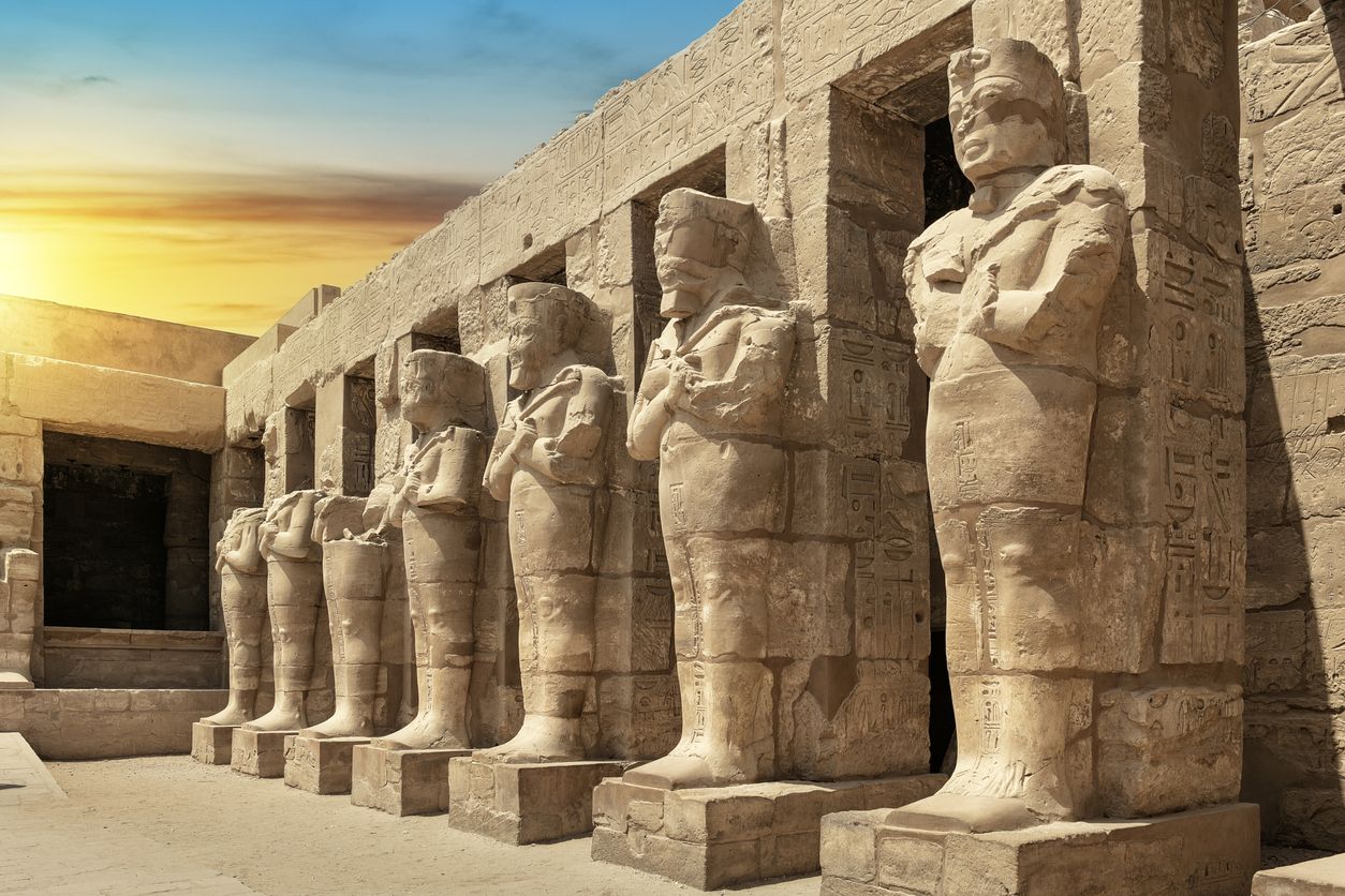 El templo de Karnak en Luxor y sus estatuas decorativas