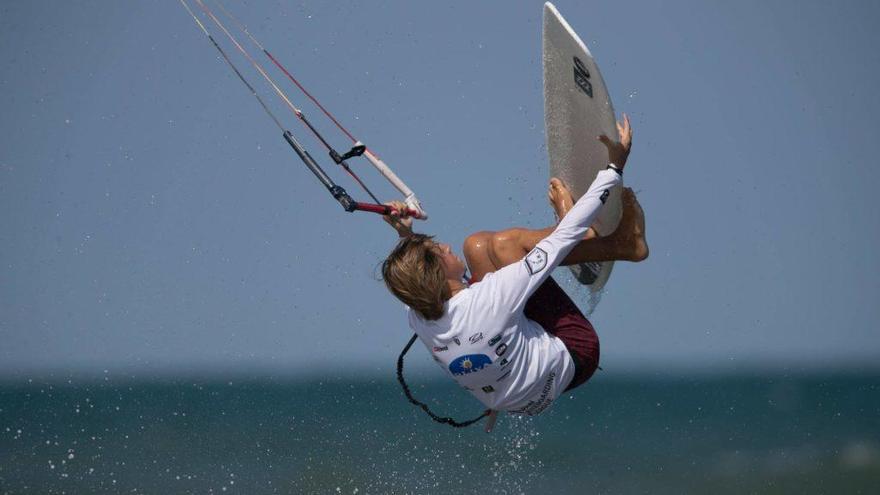 La Federación de Vela de la Comunitat Valenciana pide zonas acotadas para la práctica de kit surf.