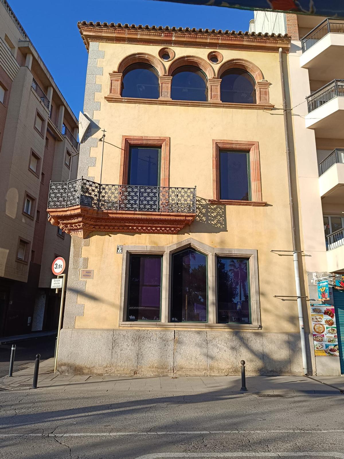 Detall de la casa Saladrigas de Blanes.