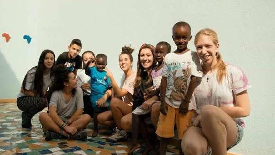 Voluntarios de la ONG, con menores en África.