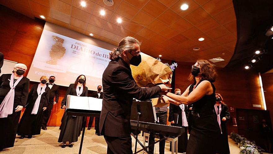 Miguel San Miguel recibe unas flores de Cristina Martín, directora de Diario de Ibiza.