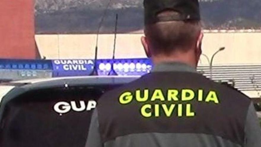 Beamte der Guardia Civil fahnden nun zusammen mit Kollegen der Nationalpolizei nach den Jugendlichen.