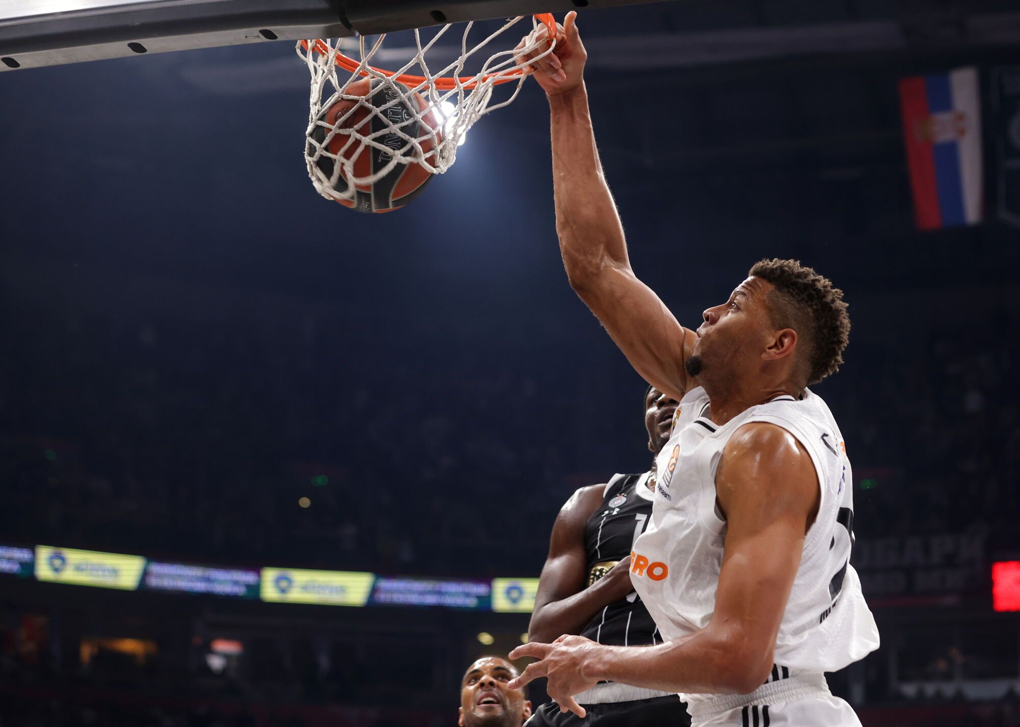 Walter Tavares realiza un mate en el partido entre Partizán y Real Madrid de Euroliga que se ha jugado en Belgrado