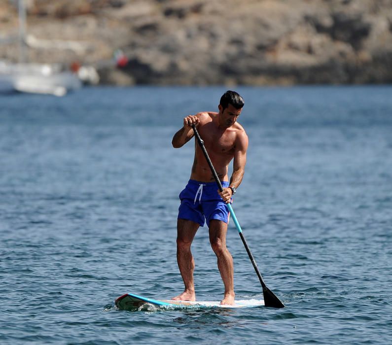 Luis Figo elige el pádel surf para mantenerse en forma durante sus vacaciones.