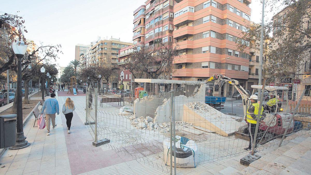 Un operario derriba el acceso al refugio de Marvá, que estaba en plena fase de construcción, para reducir el impacto visual.